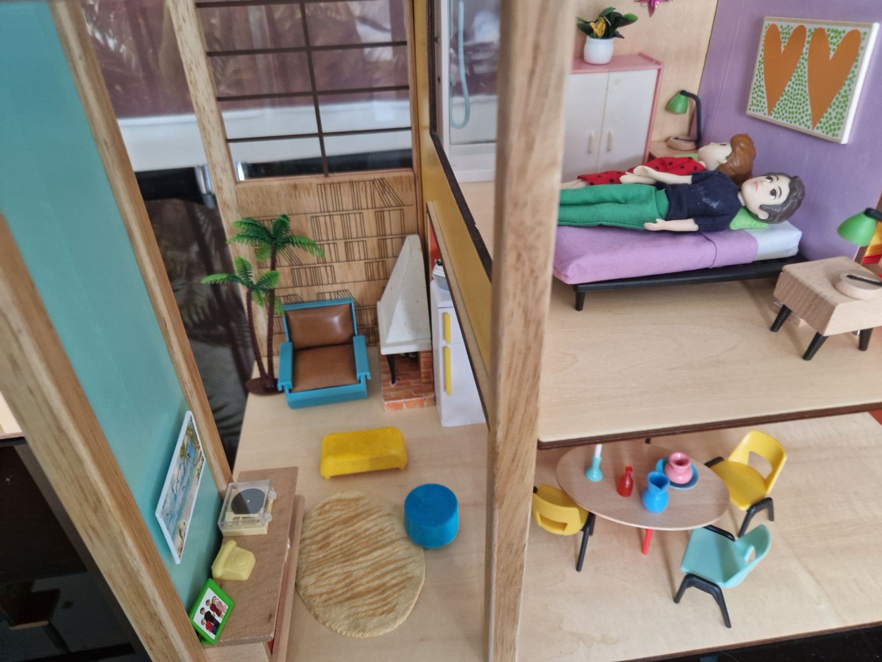 Djeco Case e mobili per bambole: Puppenhaus djeco, möbiliert, mit djeco Biegepuppen – Nuovo (secondo la descrizione) da Zürich venduto da ant_kk8r 7