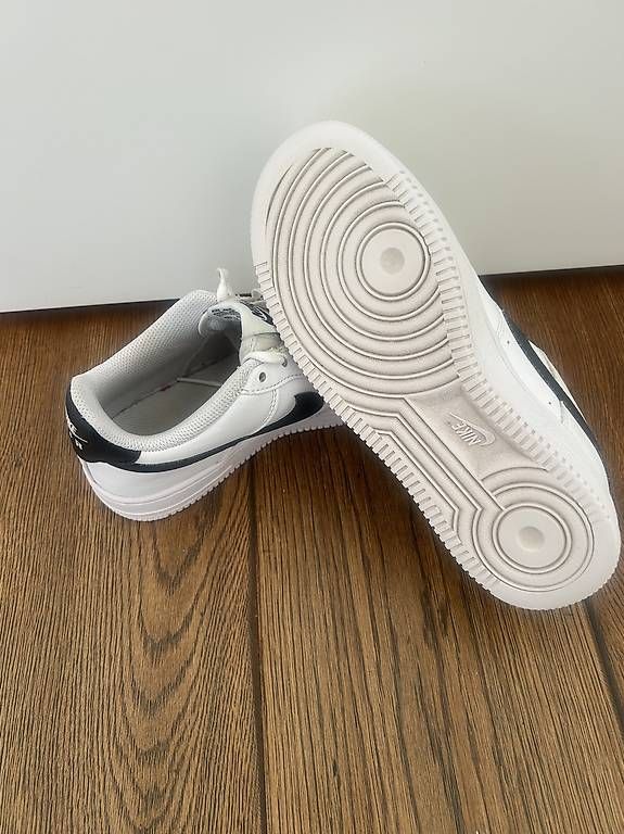 Scarpe da donna: Nike aire force 1 blanches et noires 36,5 – Usato da Corbières venduto da mel_yq25 1