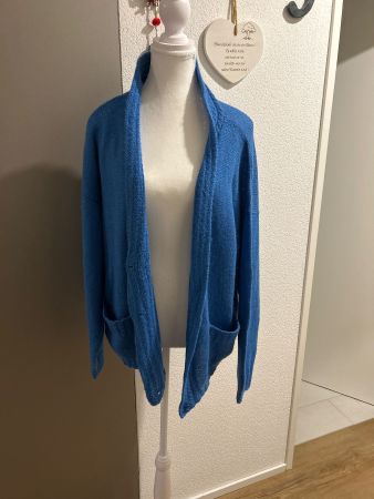 Flauschige Strickjacke blau selbstgestrickt