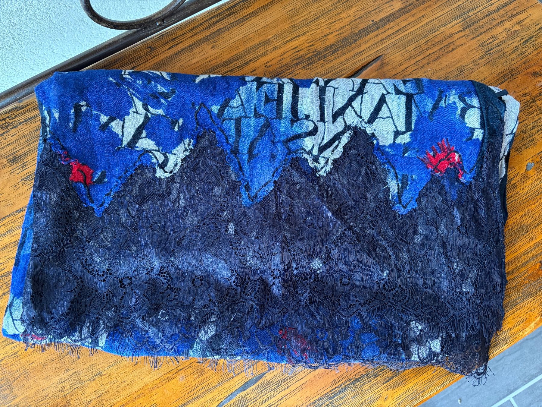 Armani Foulard & Sciarpe: Foulard 85/195 cms ARMANI JEANS – Usato da Martigny venduto da Sessalie 2