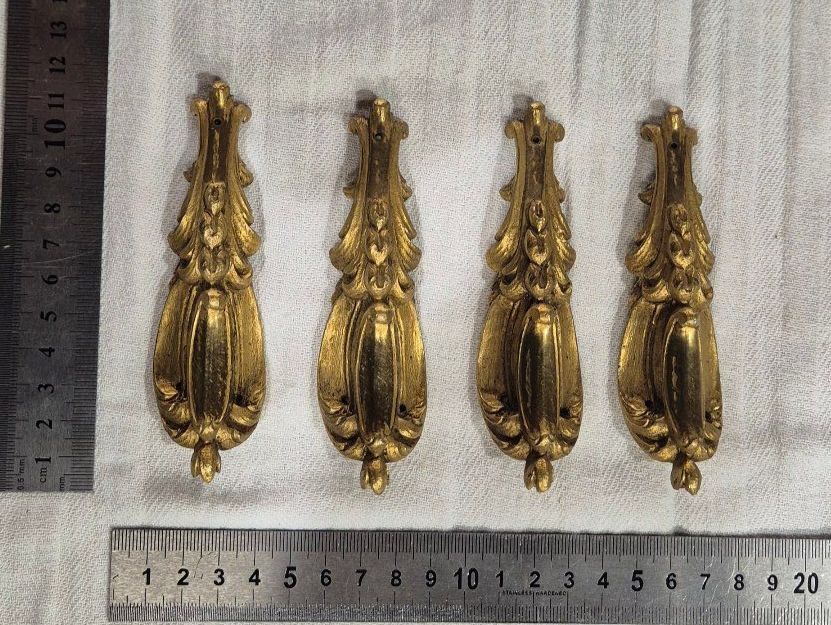 Eisenwaren: 4 Antike massive vergoldete Messing Möbelbeschläge. – Gebraucht aus Emmenbrücke von loeschi01