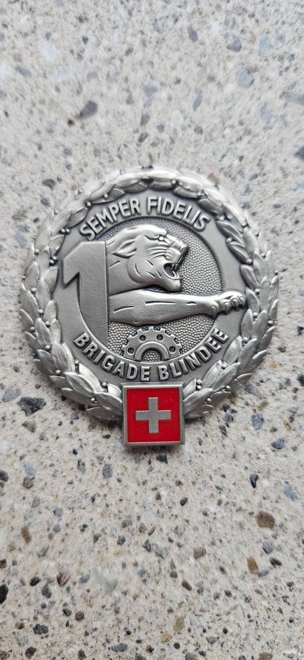 Schweizer Armee Plaketten & Abzeichen: *** Beretemblem Silber Schweizer Armee *** – Neu und originalverpackt aus Riedholz von fr_sIruP