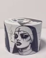 Broyeur herbe motif nonne punk noir et blanc