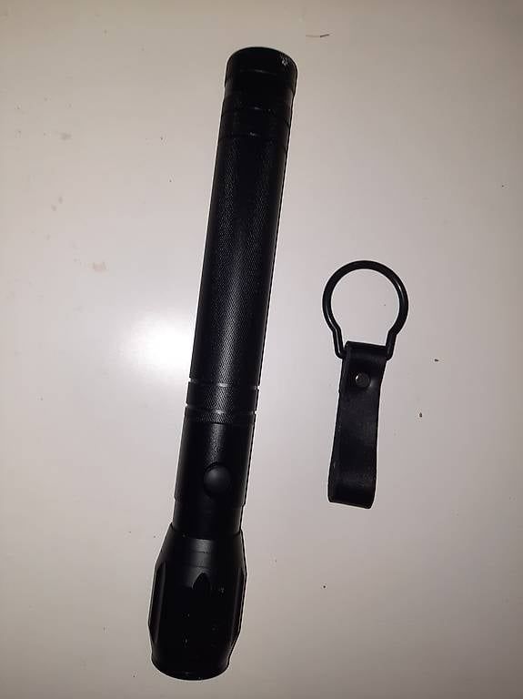 Supporti a parete: Taschenlampe inkl. Gürtelhalterung – Usato da Roggwil TG venduto da fla_79pr