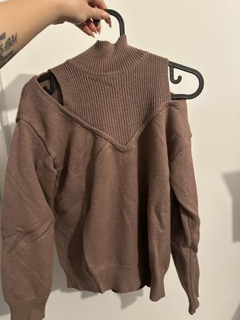 Trendiger Strickpullover mit Rollkragen und Cut Outs!