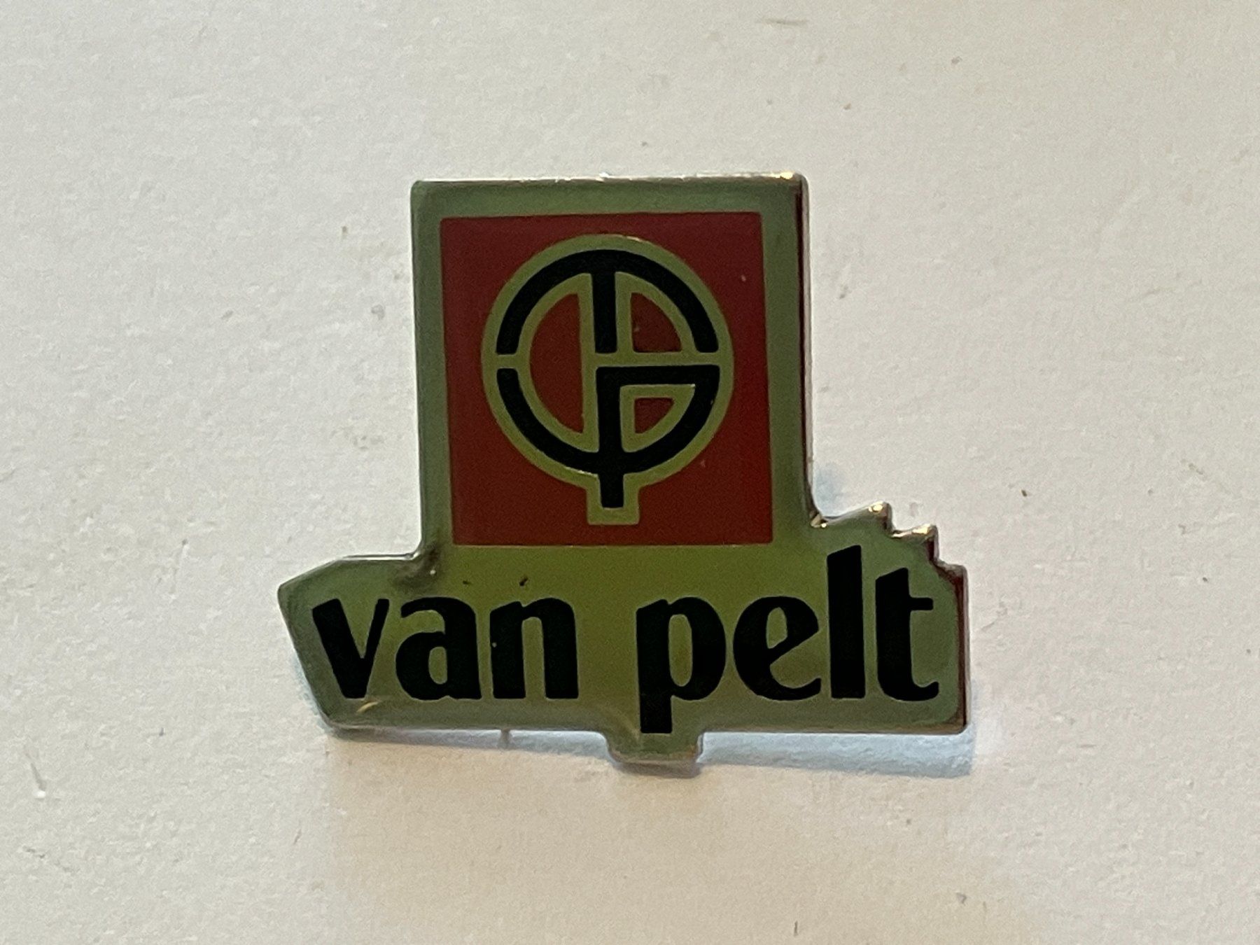Plaketten & Abzeichen: 1 Pin Van Pelt – Gebraucht aus Basel von djwwpp