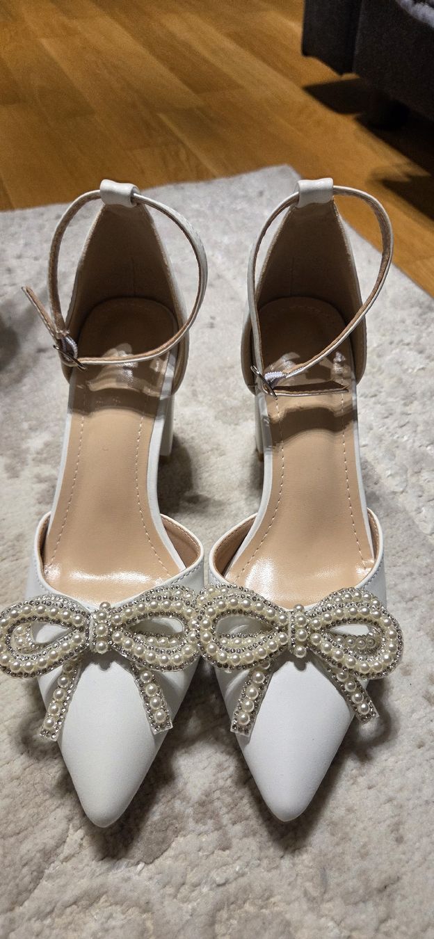 Scarpe da donna: Schuhe weiss Pumps mit Schleife und Perlen – Nuovo (secondo la descrizione) da Chur venduto da ali_j9q9
