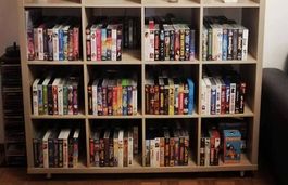 Lot de plus de 300 vhs avec son lecteur. A négocier 