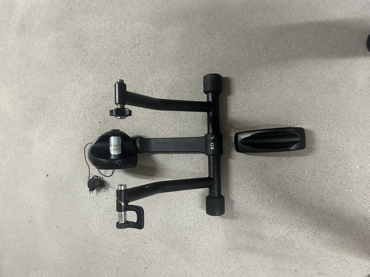 Vélos d'appartement: BKOOL Indoor Rollentrainer schwarz gebraucht – D'occasion à Pfäffikon SZ par andi_dru