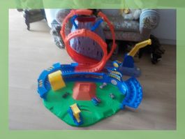 Hot Wheels Monster Truck Bahn mit 4 Autos guter Zustand