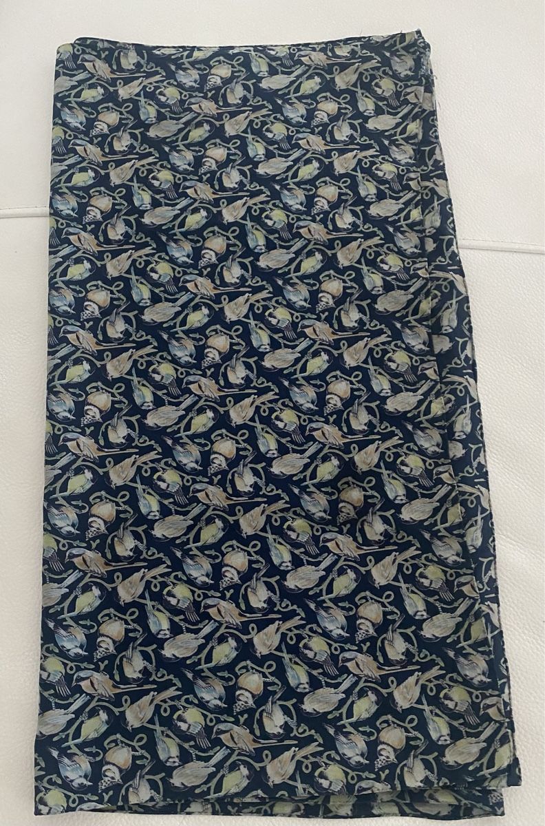 Fabric Frontline Foulard & Sciarpe: Fabric Frontline Seiden Schal 🌸 – Usato da Opfikon venduto da Luis144