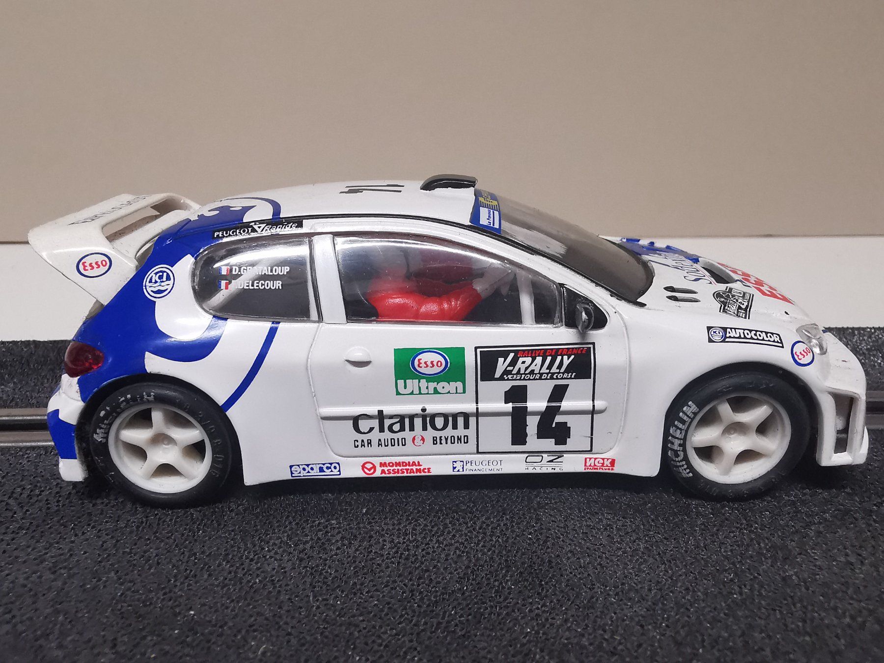 Piste: SCX Peugeot 206 mit Allrad und Licht – Usato da Winterthur venduto da Lonpos1 3