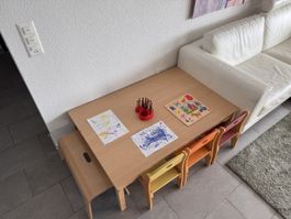Kindertisch mit 3 Stühlen und einer Sitzbank gebraucht