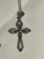 Silbriges Kreuz mit Markrasiten und Kette