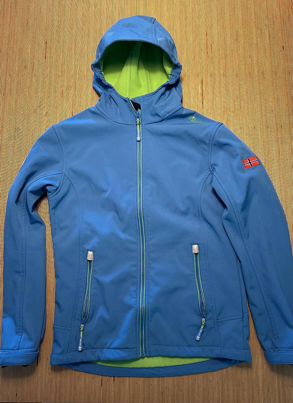 Trollkids Vestes & Manteaux: Trollkids Softshelljacke Grösse 164 blau mit Kapuze – D'occasion à Zürich par Leica9