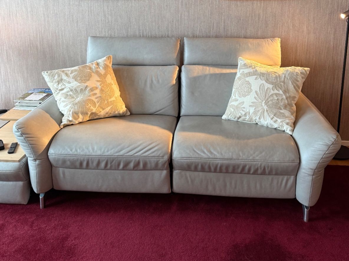 Himolla Divani: Design Sofa + Relaxfunktion 2-Sitzer, Mittelkonsole optional – Usato da Männedorf venduto da hei_mpv5