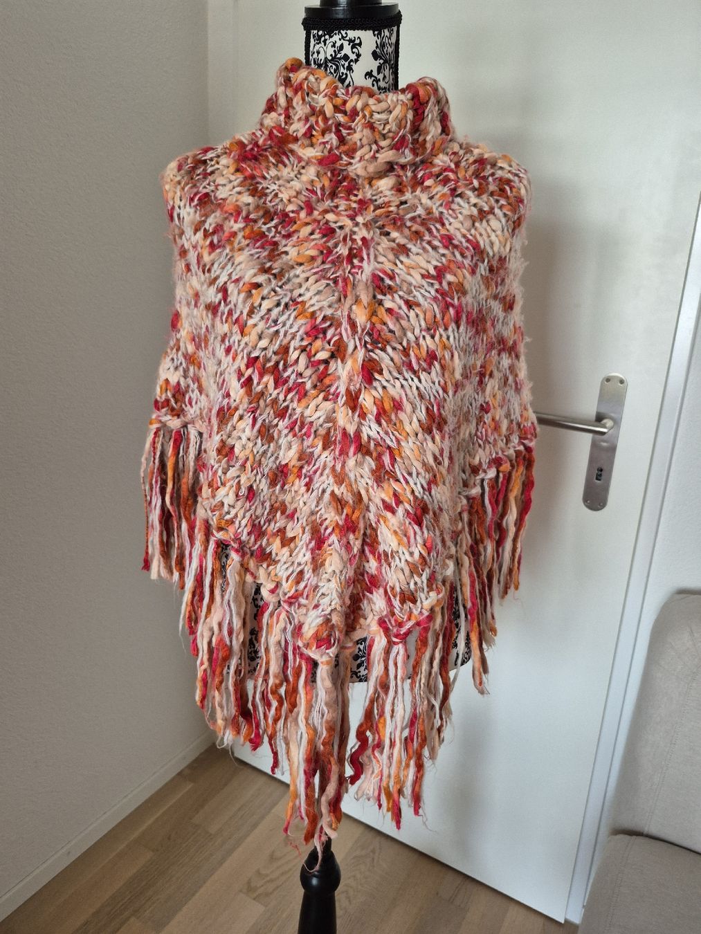 Maglioni & Felpe: Warmer Strick-Poncho mit Fransen – Usato da Thun venduto da Zuzi84