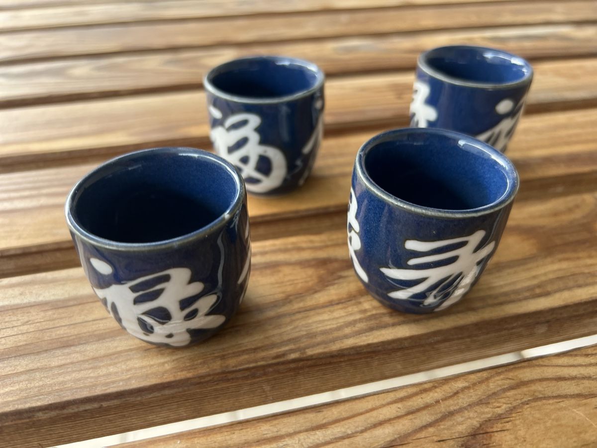 Services de table: Sake Set Karaffe mit 4 Tassen blau mit Schriftzeichen – Neuf (Voir description) à Zürich par phi_9mwv 4
