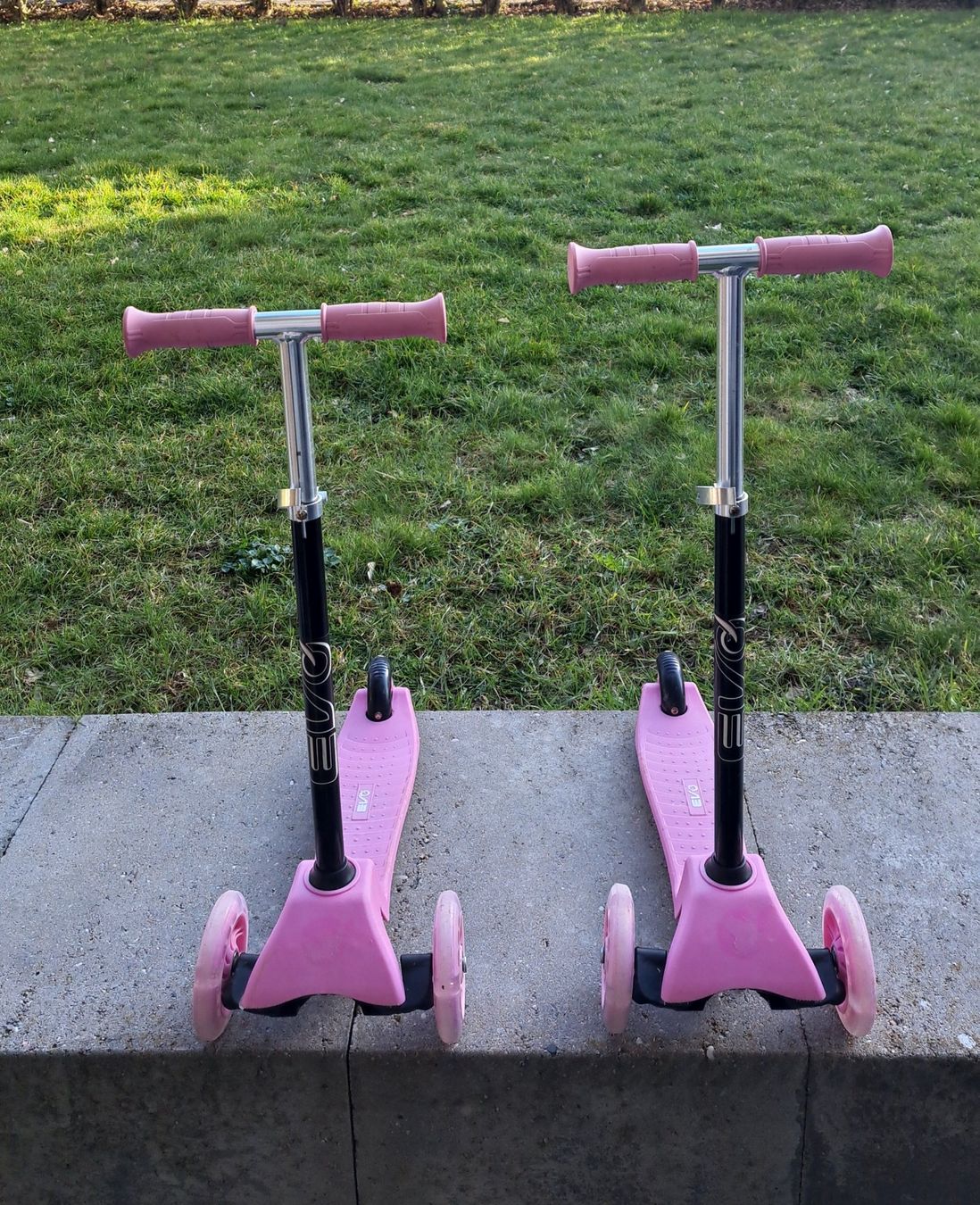 Veicoli per bambini: Kinder Dreirad Roller mit LED Lichter super Zustand – Usato da Kreuzlingen venduto da sar_8ngw 2