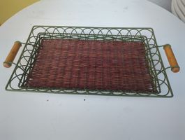 Vintage Tablett Korb, Metall und Wicker mit Henkeln