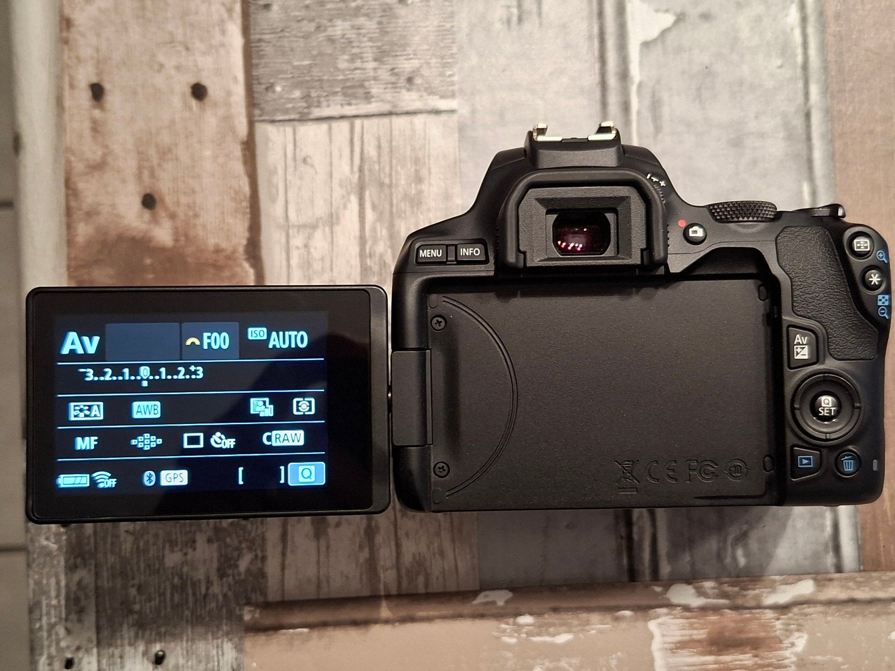 Canon Appareil photo: Canon EOS 250D EF-S 18-55 IS STM KIT – D'occasion à Vicques par Leonblack 5