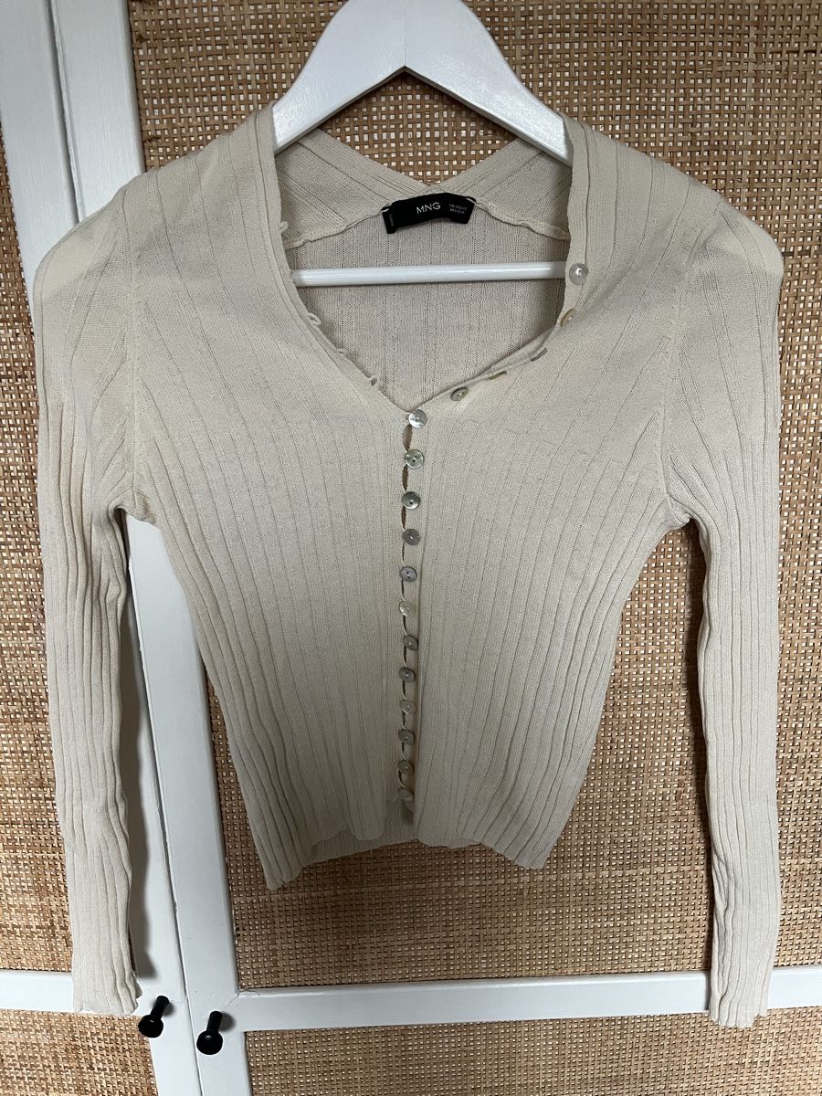 Mango T-shirt: Süßes Mango Oberteil mit schöner Knopfleiste – Usato da Zürich venduto da lou_q5l7