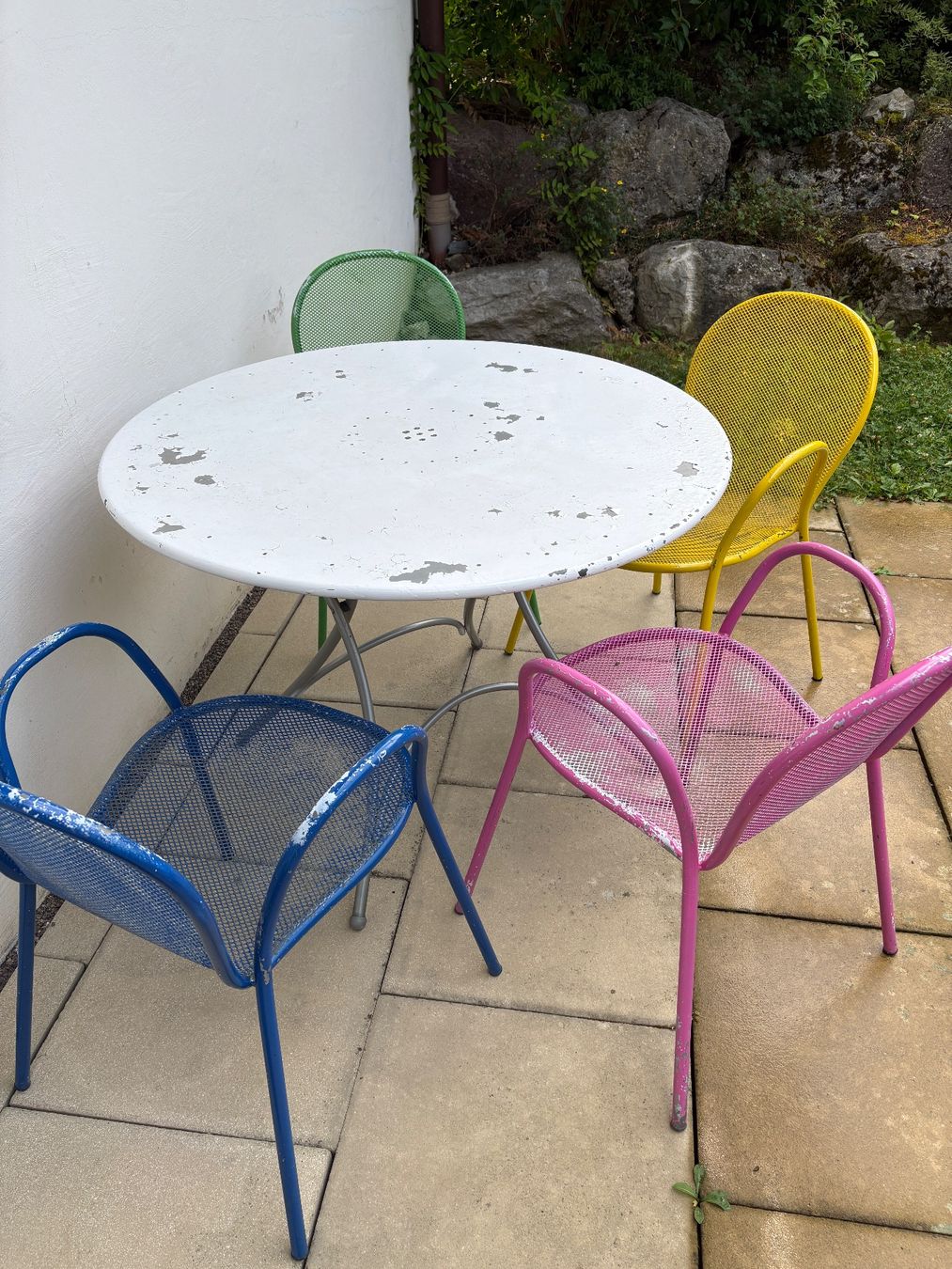 Set de table et chaises: Gartentisch rund weiss mit 4 farbigen Stühlen – D'occasion à Sünikon par R.K.E. 5