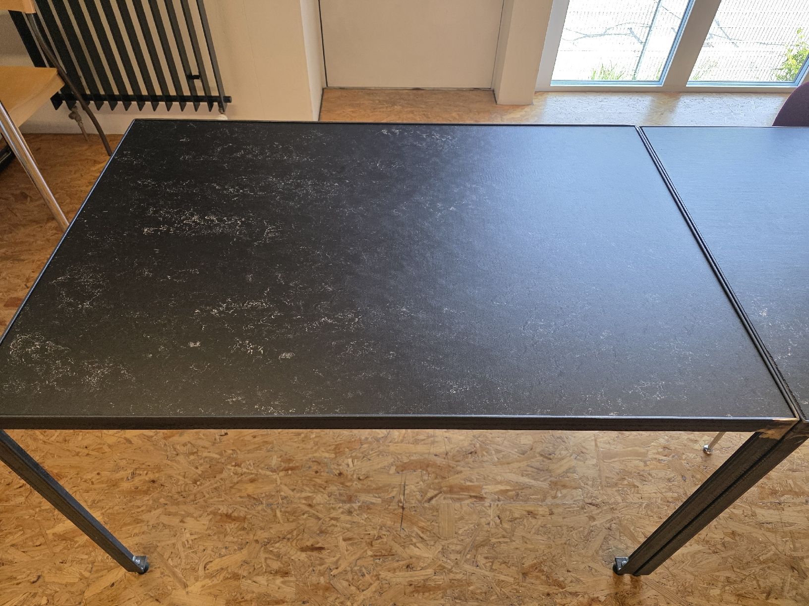 Tische: Tisch mit Kabelkanal – Gebraucht aus Zuchwil von stef.g
