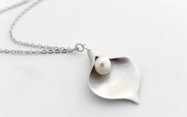 Calla Lilien Perlen Halskette - rhodinierter Anhänger Neu