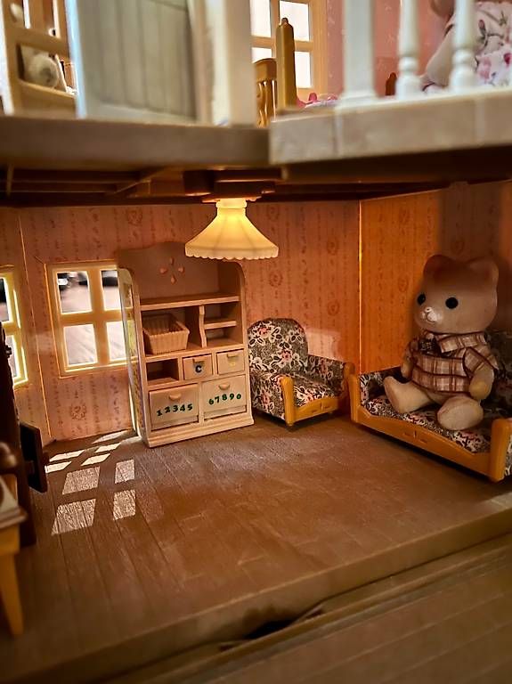 Case e mobili per bambole: Silvanian Families Stadthaus mit Dachzimmer – Usato da Sursee venduto da Sportsreh 2