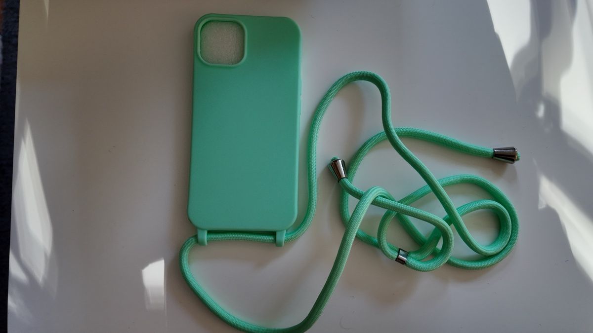 Cover & Protezioni schermo: Coque d’iPhone 13 turquoise avec une corde – Nuovo e nell'imballaggio originale da Denges venduto da val_j8w7