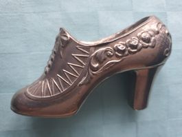 alter Schuh aus Metall verziert