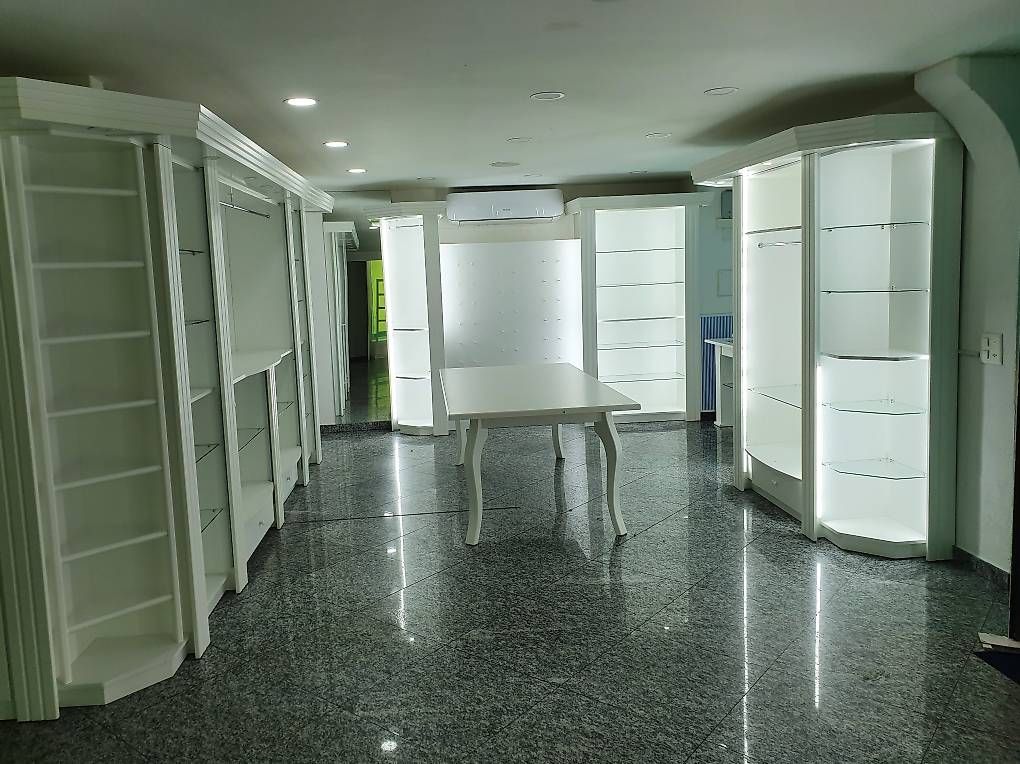 Scaffali: ELEGANTE ARREDAMENTO PER NEGOZIO – Usato da Sementina venduto da cescacachi 3