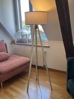 Skandinavische Stehlampe mit Holzfüssen