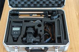 Sony Alpha 65 DSLR Kit mit 18–55mm Objektiv, Blitz, Stativ