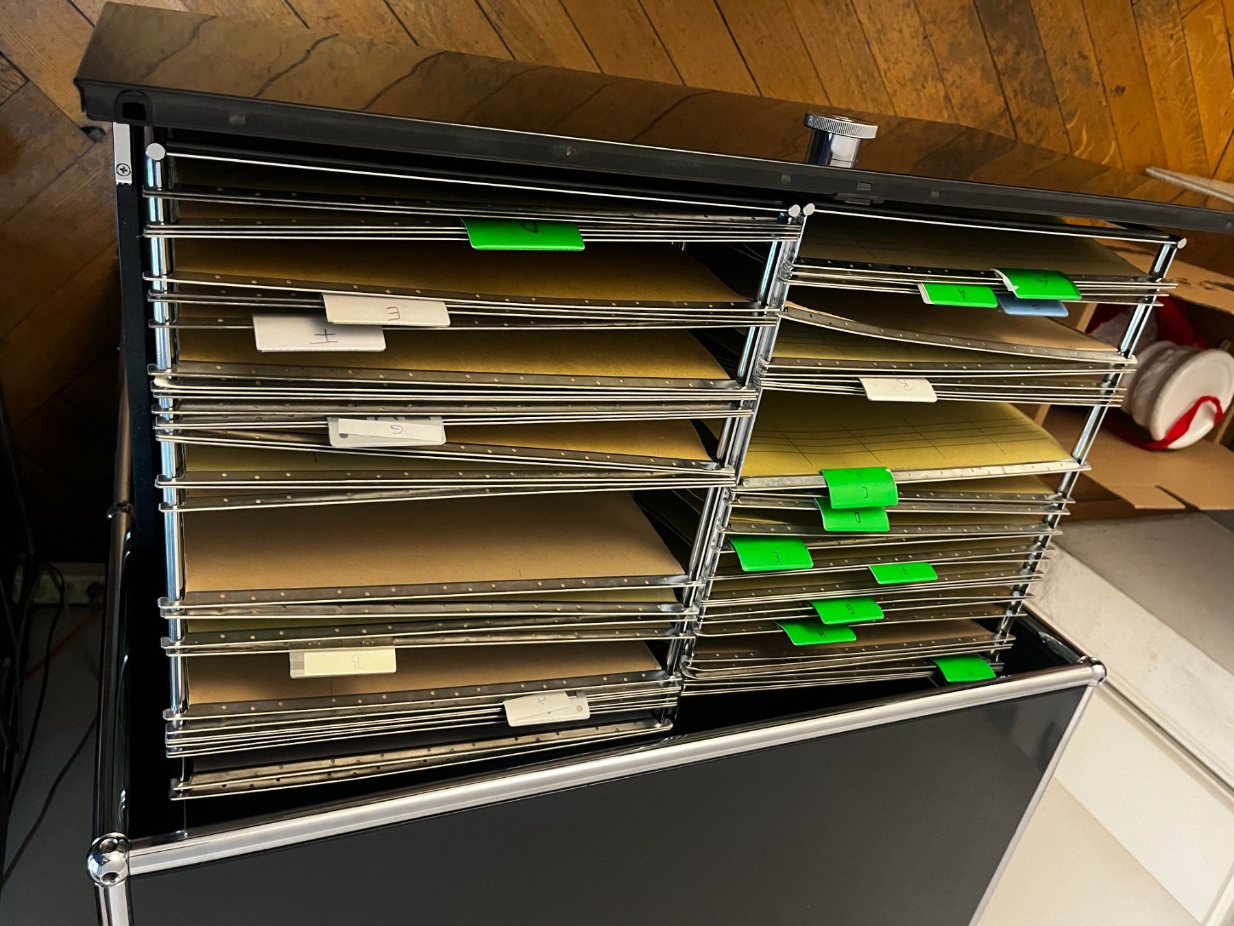 USM Cassettiere: USM Sideboard Kommode mit Hängeregisterschubladen schwarz – Usato da Zürich venduto da Allrounders 4