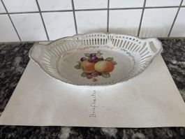 Obstschale mit Griffen aus Porzellan handbemalt, guter Zusta