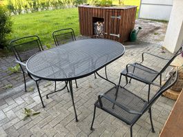 Gartentisch mit vier Stühlen