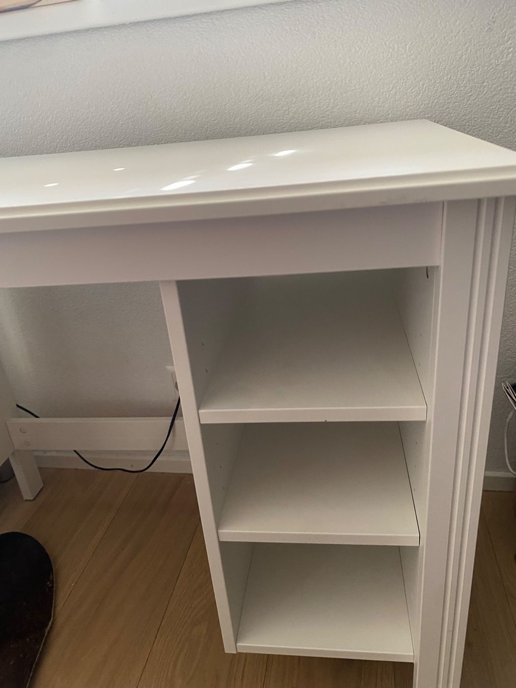 Schreibtische: Weisser Schreibtisch mit Regal – Gebraucht aus Reinach BL von lli_y67n 1