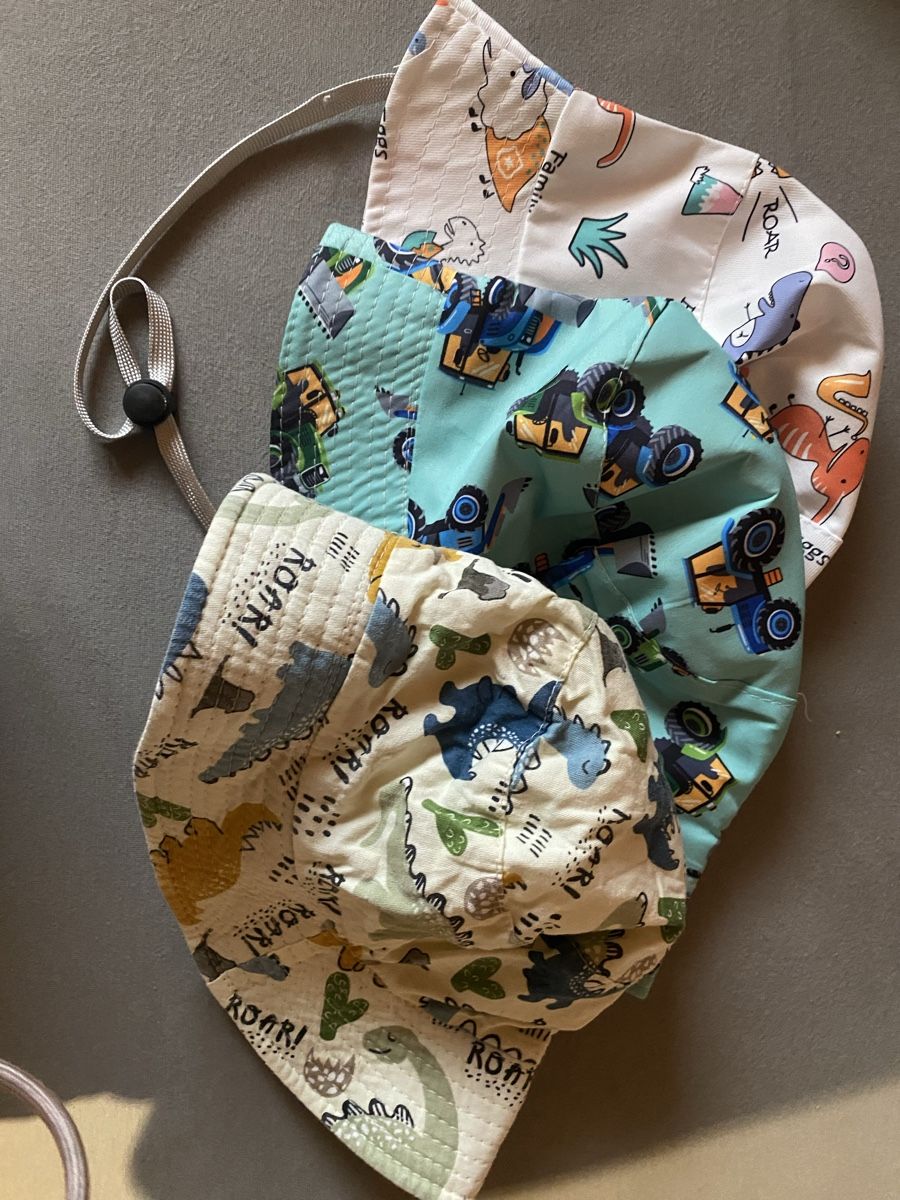 Berretti & Sciarpe: Lot de chapeau de bébé  – Usato da Estavannens venduto da charriere23