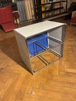 USM Haller Sideboard/Nachttisch weiss mit blauen Tablaren