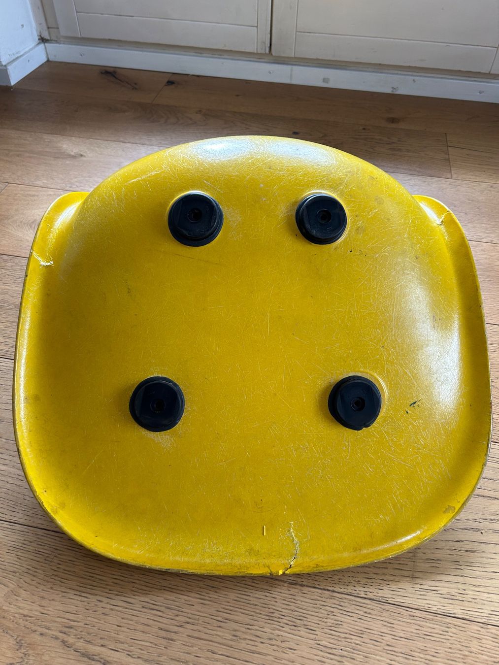 Eames Sedie: Eames Fiberglas Schale gelb – Difettoso da Zürich venduto da Lp_bn 4