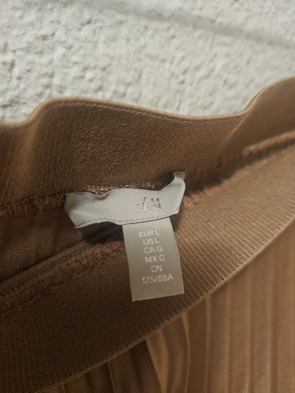 H&M Gonne: H&M Plissee Rock Gr. L, hellbraun Satin – Nuovo (secondo la descrizione) da Bern venduto da Oscarella 2