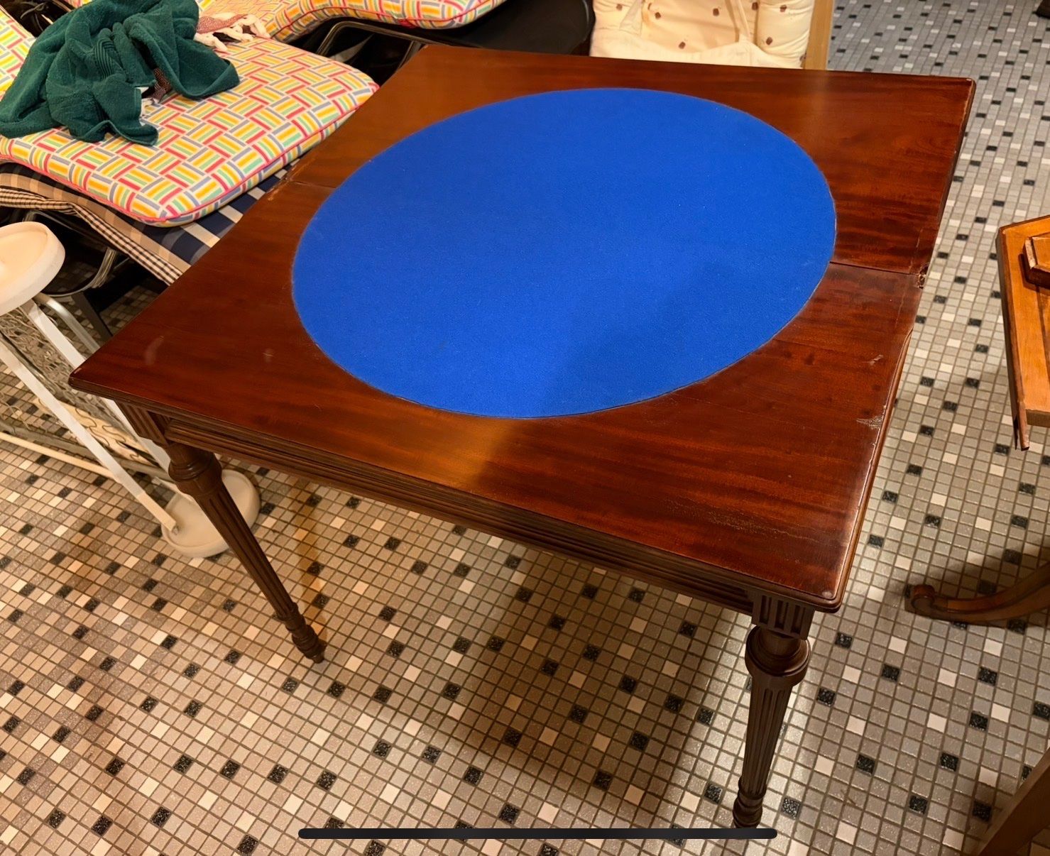 Tavoli: Kleiner Holztisch mit blauer Auflage, klappbar – Usato da Zürich venduto da zme_hh6h 2