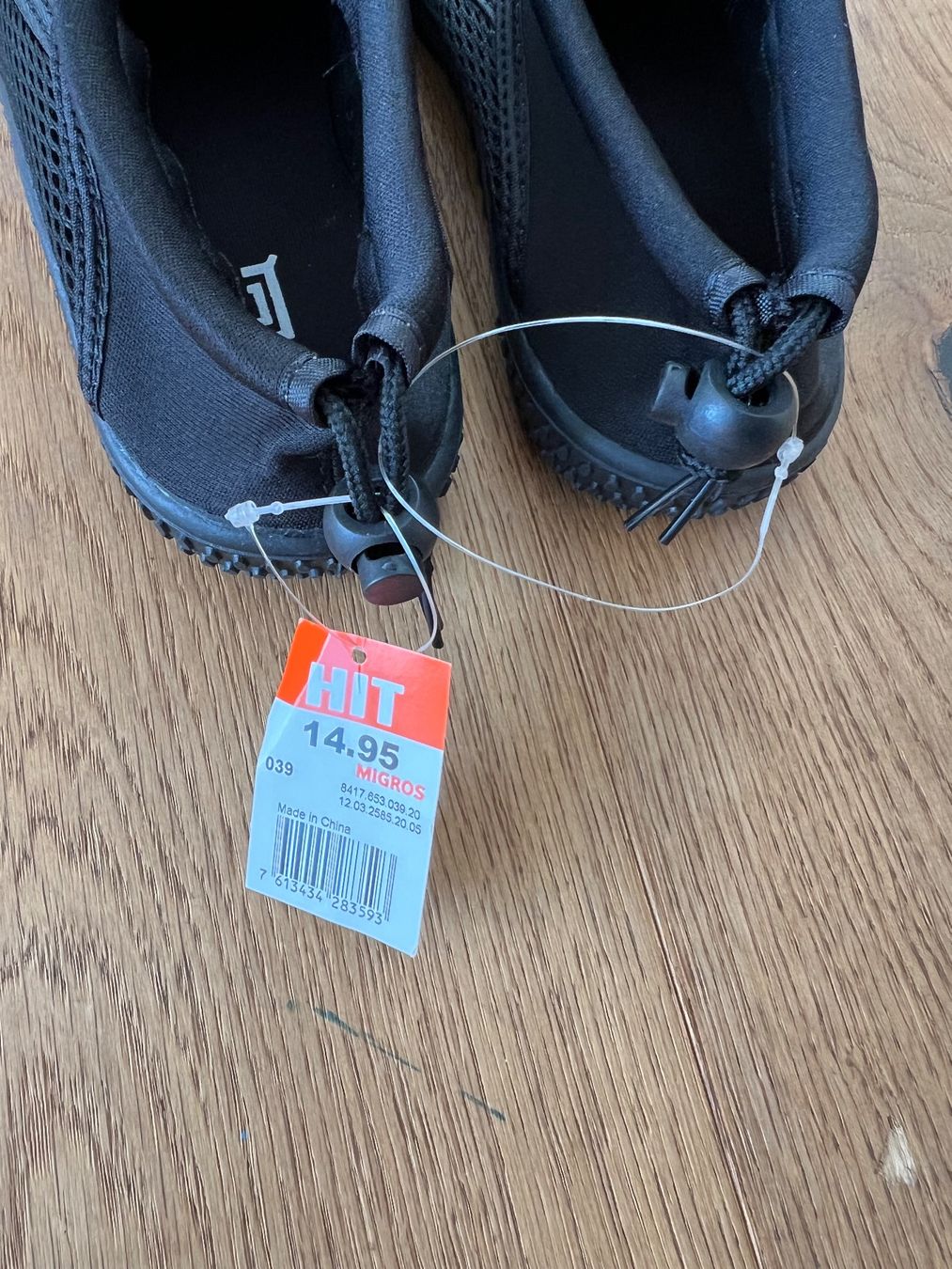 Scarpe per ragazzi: Neue Badeschuhe Grösse 39 – Nuovo e nell'imballaggio originale da Lengnau BE venduto da Rubin27 2