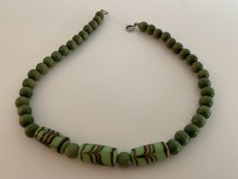 Grüne Kette aus Holzperlen – Natur pur. 37 cm