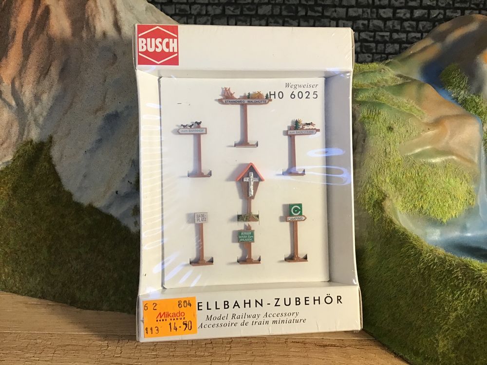 Busch H0 Wegweiser-Set – 6 Schilder & 1 Kruzifix Für Modellbahn-Landschaften Im Maßstab 1:87