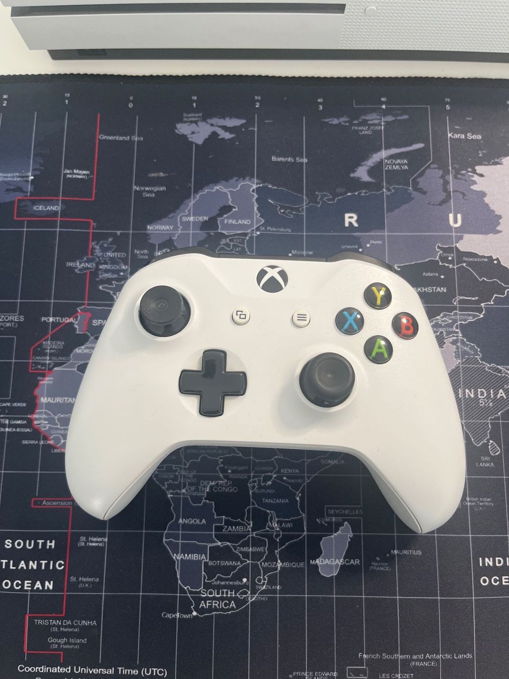 Microsoft Console: Xbox One S 1TB Console - White - Includes Controller – Usato da Chêne-Bourg venduto da ira_wj87 1