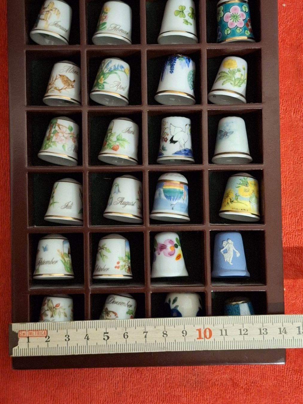 Fingerhüte: Komplette Fingerhut-Sammlung "Monate" mit Vitrine – Gebraucht aus Winterthur von juszku 2
