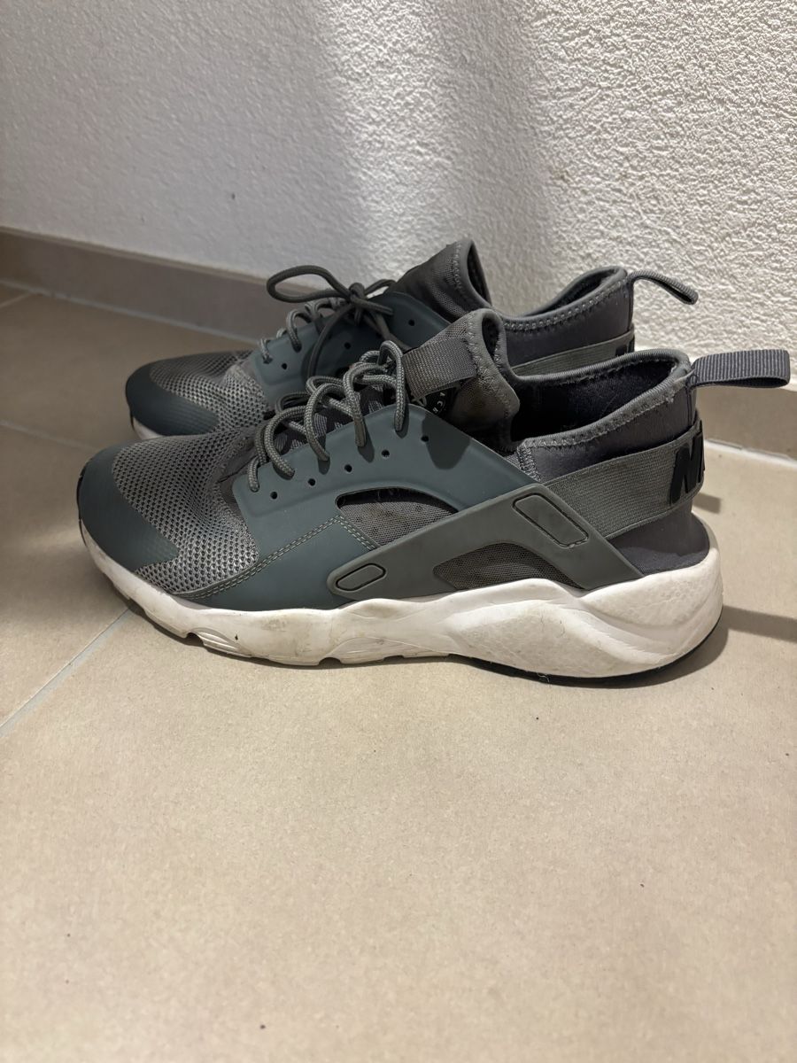 Scarpe da uomo: Nike huarache, 42 – Usato da Vuadens venduto da chris.ferreira 1